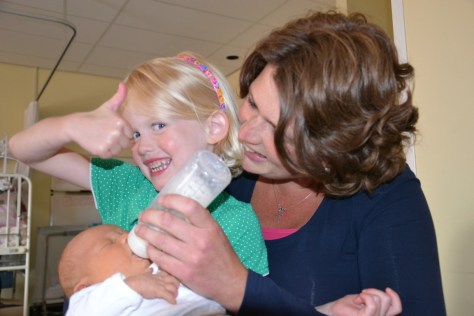 Bij mijn grote zus op schoot flesje drinken