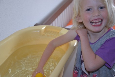 Daneé is er helemaal klaar voor om Jerno in badje te doen