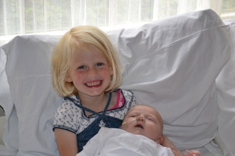 Heerlijk kroelen met mijn lieve broertje Heerlijk kroelen met mijn lieve broertje