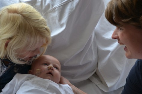 Heerlijk kroelen met mijn lieve broertje Heerlijk kroelen met mijn lieve broertje