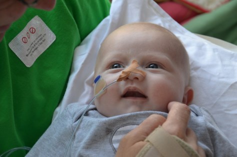 Ik heb het lekker naar mijn zin bij papa op schoot Ik heb het lekker naar mijn zin bij papa op schoot